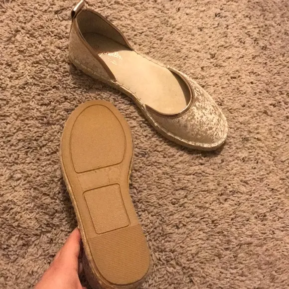 Seychelles Los Angeles gold metallic size 7 NWOT