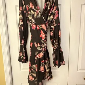 short wrap dress by PatBo. sz lg