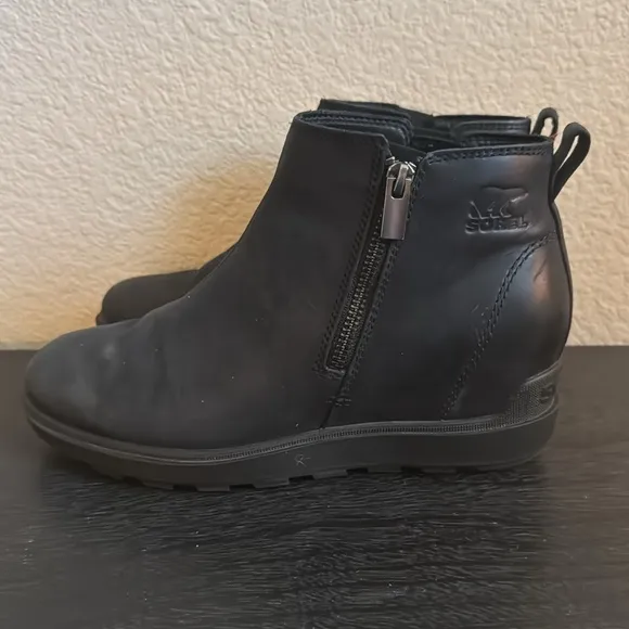 Sorel Women’s Leather Black Evie Chelsea Boots Size 8.5