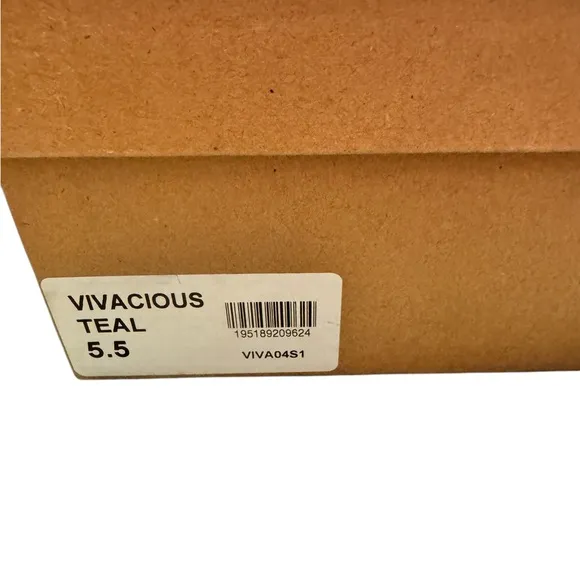 Steve Madden NIB/NWOT GORGEOUS Vivacious Teal Rhinestone Pump Size 5.5