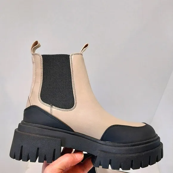 Steve Madden  Nicki Chelsea Platform Boots,‎ NEW, Size 6M
