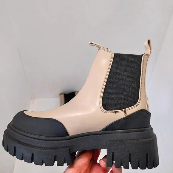 Steve Madden  Nicki Chelsea Platform Boots,‎ NEW, Size 6M