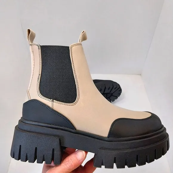 Steve Madden  Nicki Chelsea Platform Boots,‎ NEW, Size 6M