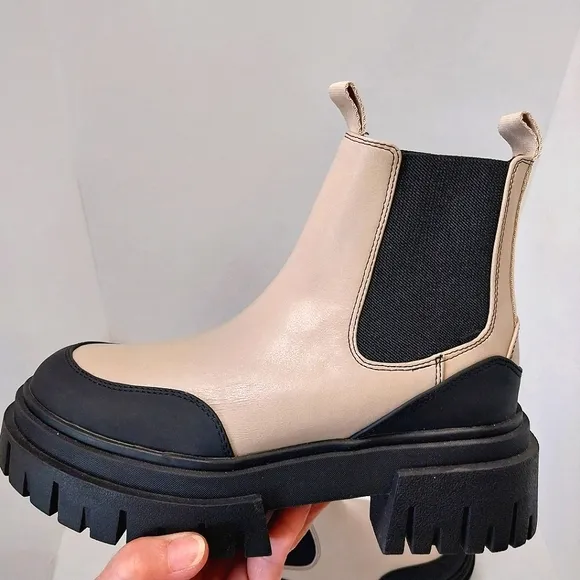 Steve Madden  Nicki Chelsea Platform Boots,‎ NEW, Size 6M