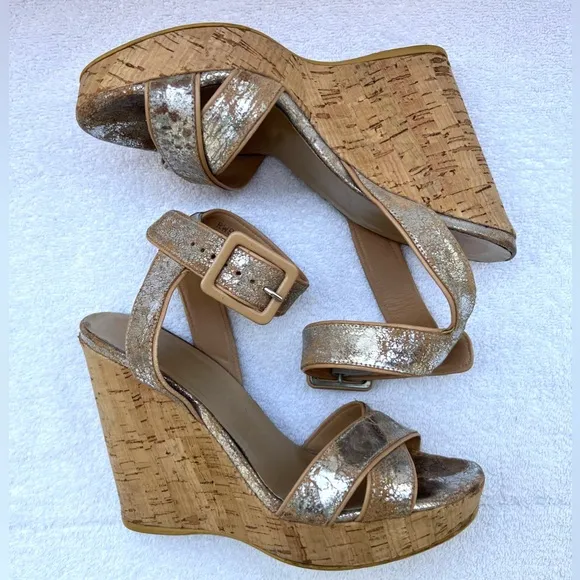 Stuart Weitzman Annex Crackle Metallic Wedge Sandals - Silver - Sz 6.5