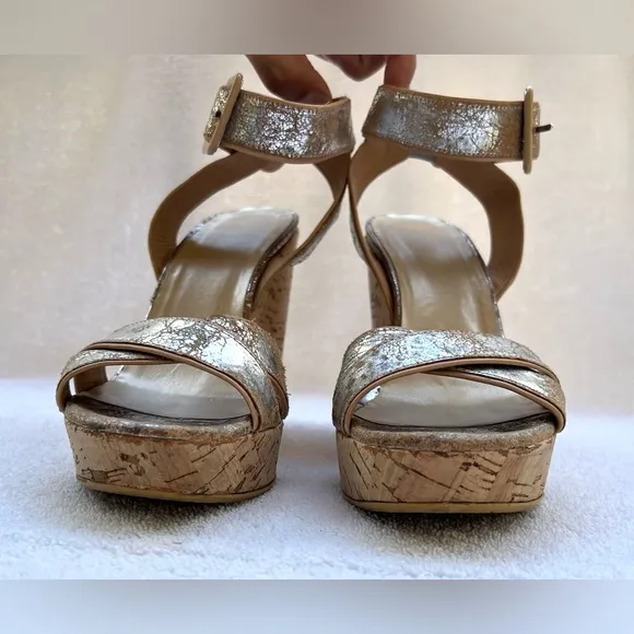 Stuart Weitzman Annex Crackle Metallic Wedge Sandals - Silver - Sz 6.5