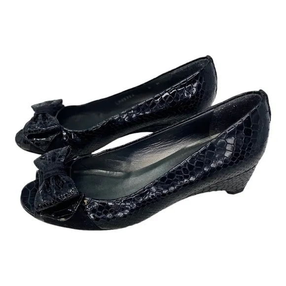Stuart Weitzman Black Patent Leather Shoes,Peep Toe,Low Heel, Wedge, Bow, Size 6