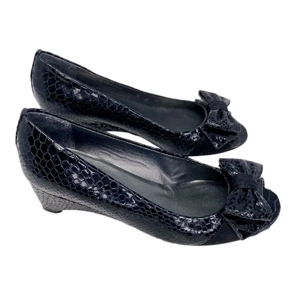 Stuart Weitzman Black Patent Leather Shoes,Peep Toe,Low Heel, Wedge, Bow, Size 6