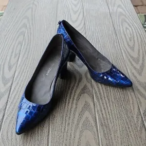 Stuart Weitzman Blue Patent Crocodile Heels - Leather Embossed 9.5M Pumps