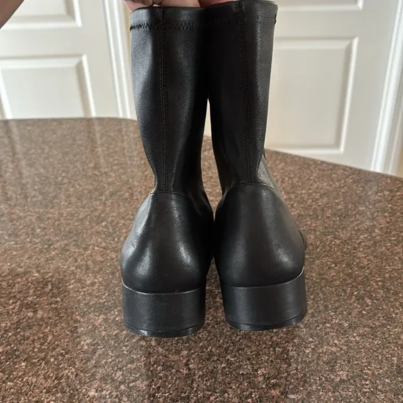STUART WEITZMAN LADIES BLACK LOW HEEL SLIP ON ANKLE BOOTS-10
