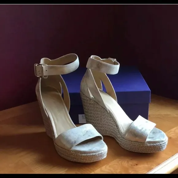 Stuart Weitzman Mostly Pale Gold Metallic Wedge Sandal 8.5M $398 EUC