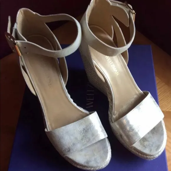 Stuart Weitzman Mostly Pale Gold Metallic Wedge Sandal 8.5M $398 EUC
