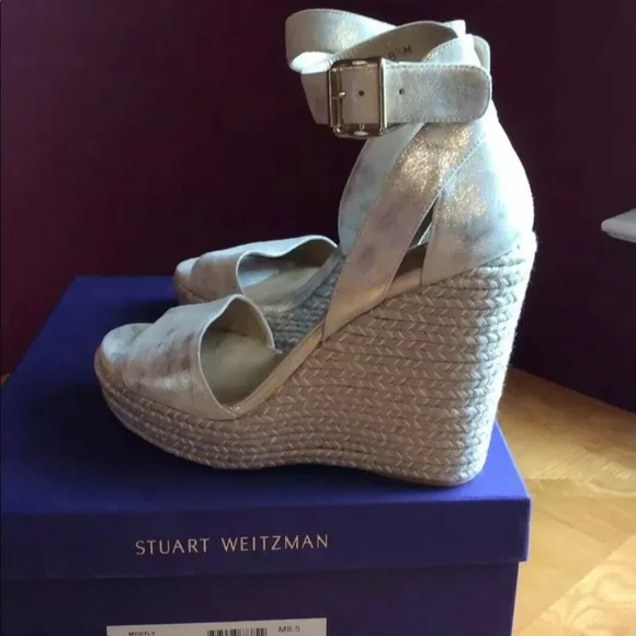 Stuart Weitzman Mostly Pale Gold Metallic Wedge Sandal 8.5M $398 EUC