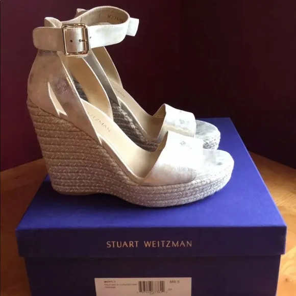 Stuart Weitzman Mostly Pale Gold Metallic Wedge Sandal 8.5M $398 EUC