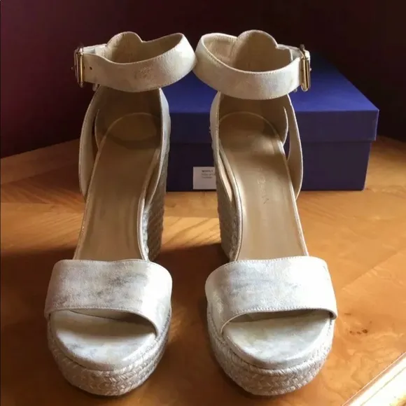 Stuart Weitzman Mostly Pale Gold Metallic Wedge Sandal 8.5M $398 EUC