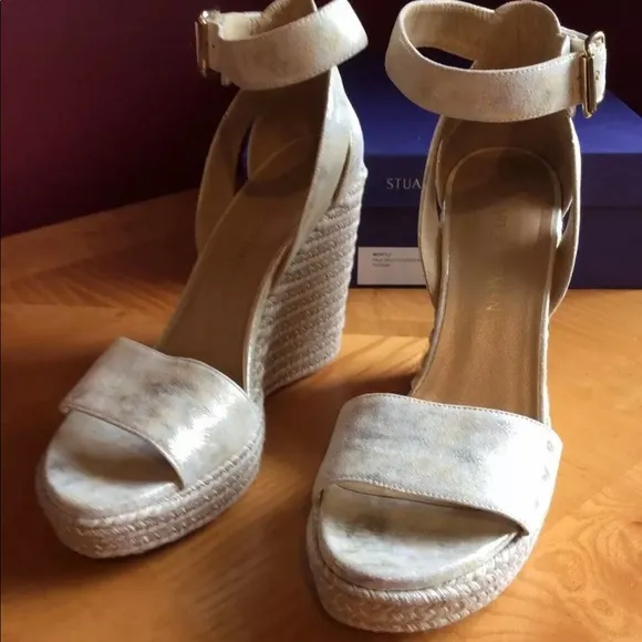 Stuart Weitzman Mostly Pale Gold Metallic Wedge Sandal 8.5M $398 EUC