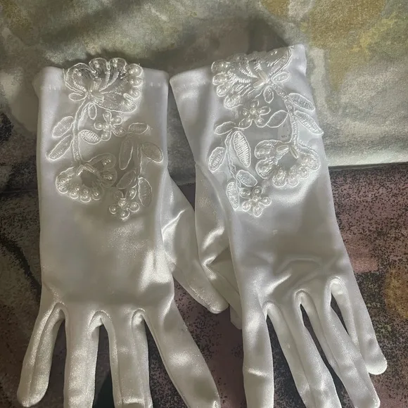 Stunning white communion dress age 10/12 with every thing to match