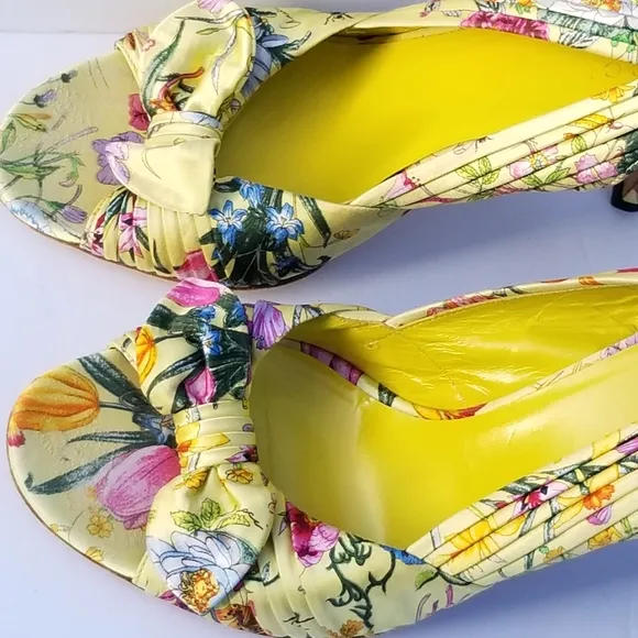Super Cute vintage Rare Gucci Flora Floral slingback peep toe bow heels shoes
