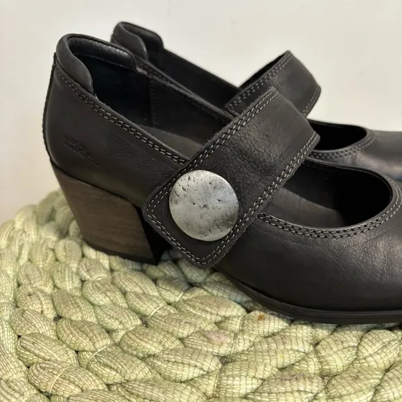 Taos Stage Matte Black Leather Block Heel  Mary Jane Shoes NWOB