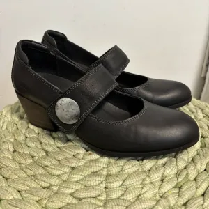 Taos Stage Matte Black Leather Block Heel  Mary Jane Shoes NWOB