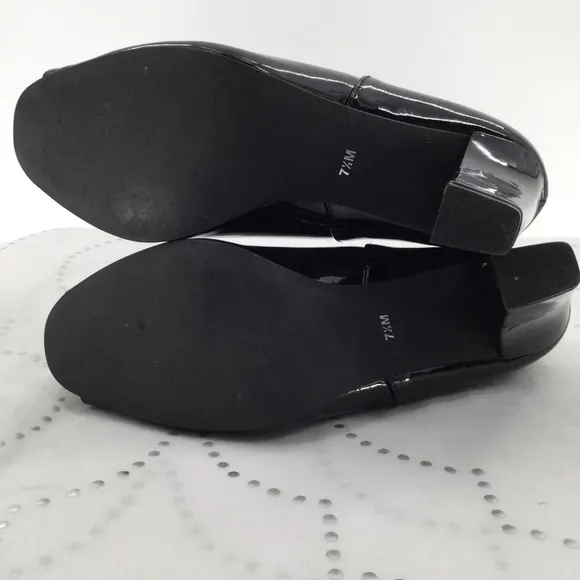 Taryn Rose Black patent leather peep toe  heels