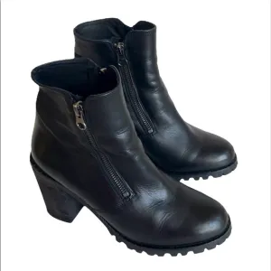 TBA Black Smooth Leather Platform Heel Lug Sole Dual Zipper Ankle Boots Size 8