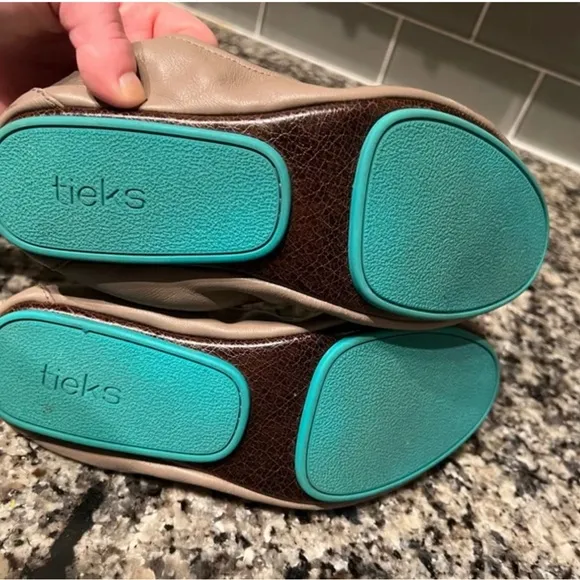 Tieks Flats Shoes taupe womens size 8