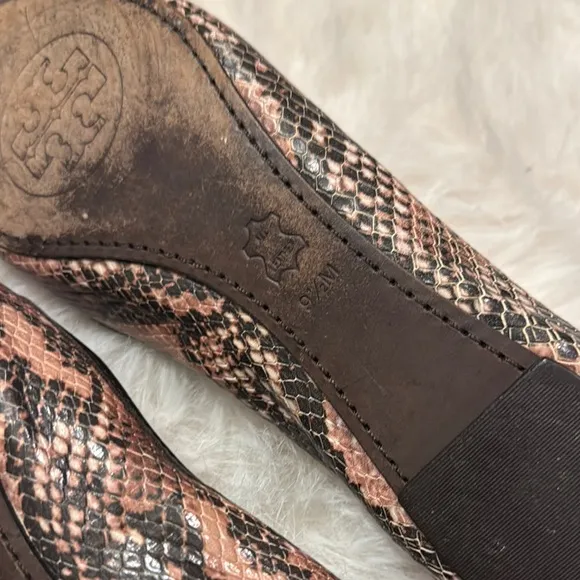 Tory Burch Black/Tan Reva Ballet Flats with Signature Logo size 9 1/2 pre-owned.