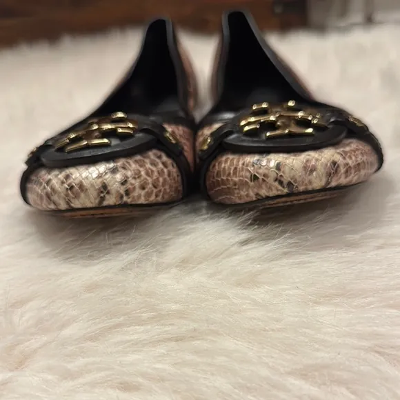 Tory Burch Black/Tan Reva Ballet Flats with Signature Logo size 9 1/2 pre-owned.