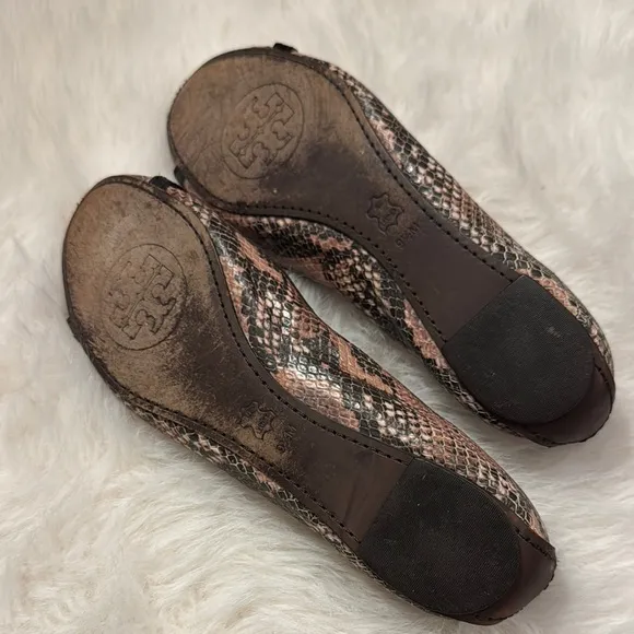 Tory Burch Black/Tan Reva Ballet Flats with Signature Logo size 9 1/2 pre-owned.