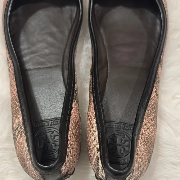 Tory Burch Black/Tan Reva Ballet Flats with Signature Logo size 9 1/2 pre-owned.