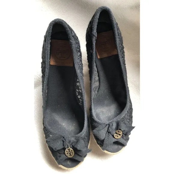 Tory Burch Jackie Lace Espadrille Wedge Lace Black Detail Logo Charm Shoes Sz 7