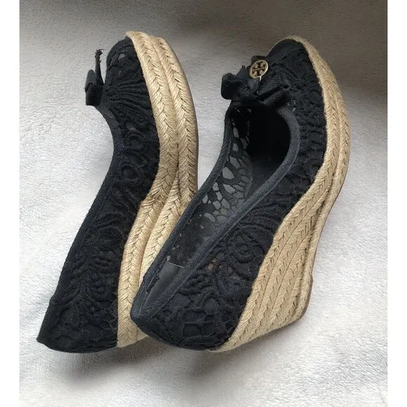 Tory Burch Jackie Lace Espadrille Wedge Lace Black Detail Logo Charm Shoes Sz 7