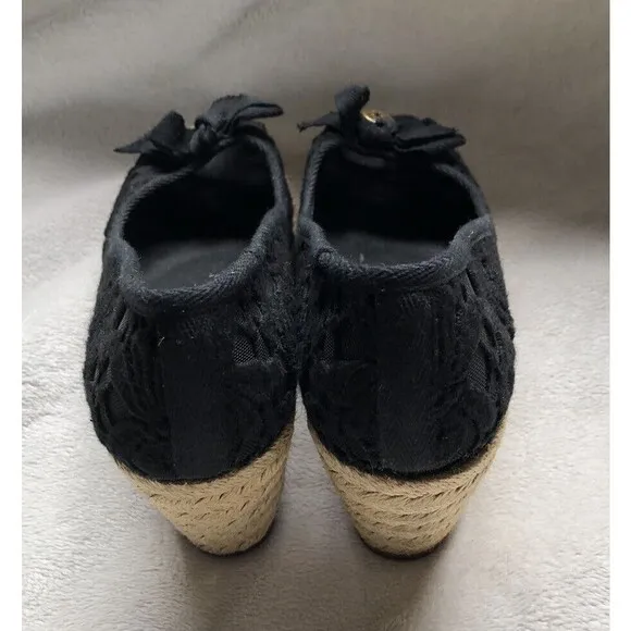 Tory Burch Jackie Lace Espadrille Wedge Lace Black Detail Logo Charm Shoes Sz 7