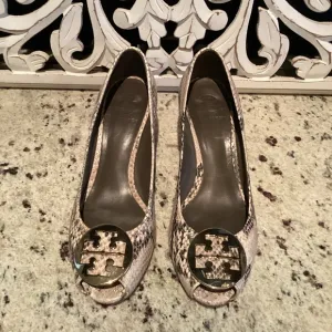 Tory Burch Julianne Snake Wedge Peep Toe Shoes Size 9