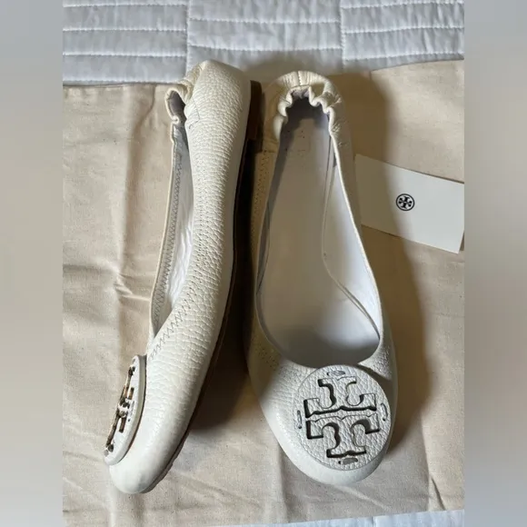 Tory Burch Logo Reva Ivory Cream Pebbled Leather Shoes Ballet Flats SZ 9.5 CHIC