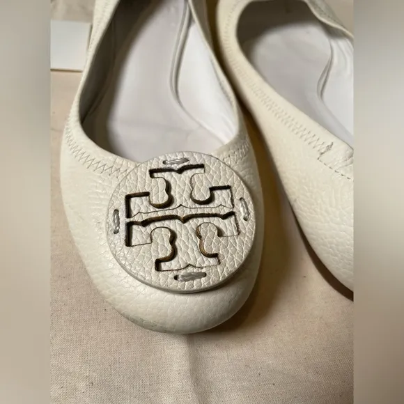 Tory Burch Logo Reva Ivory Cream Pebbled Leather Shoes Ballet Flats SZ 9.5 CHIC