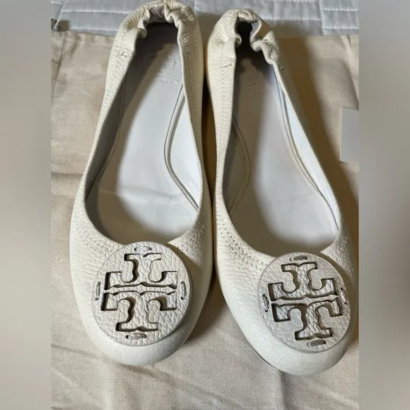 Tory Burch Logo Reva Ivory Cream Pebbled Leather Shoes Ballet Flats SZ 9.5 CHIC