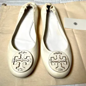 Tory Burch Logo Reva Ivory Cream Pebbled Leather Shoes Ballet Flats SZ 9.5 CHIC