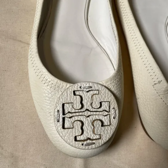 Tory Burch Logo Reva Ivory Cream Pebbled Leather Shoes Ballet Flats SZ 9.5 CHIC