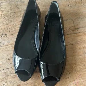 TORY BURCH PATENT LEATHER OPEN TOE FLATS 8.5