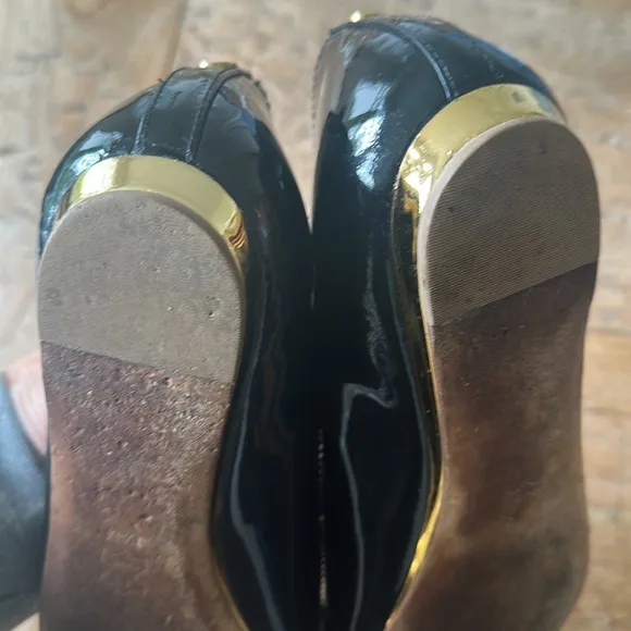 TORY BURCH PATENT LEATHER OPEN TOE FLATS 8.5