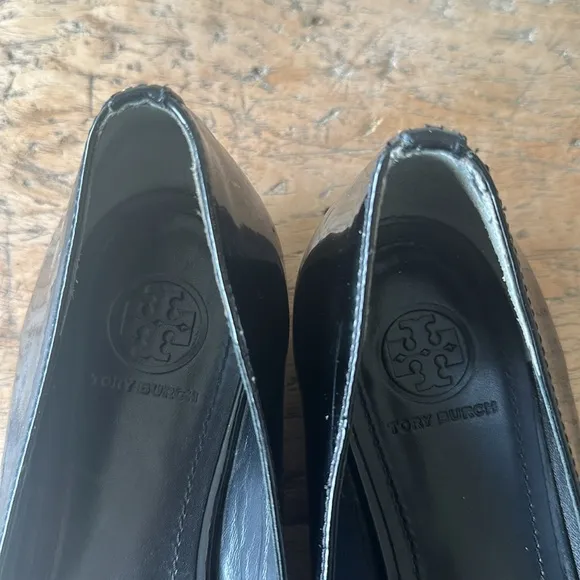 TORY BURCH PATENT LEATHER OPEN TOE FLATS 8.5