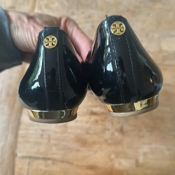 TORY BURCH PATENT LEATHER OPEN TOE FLATS 8.5