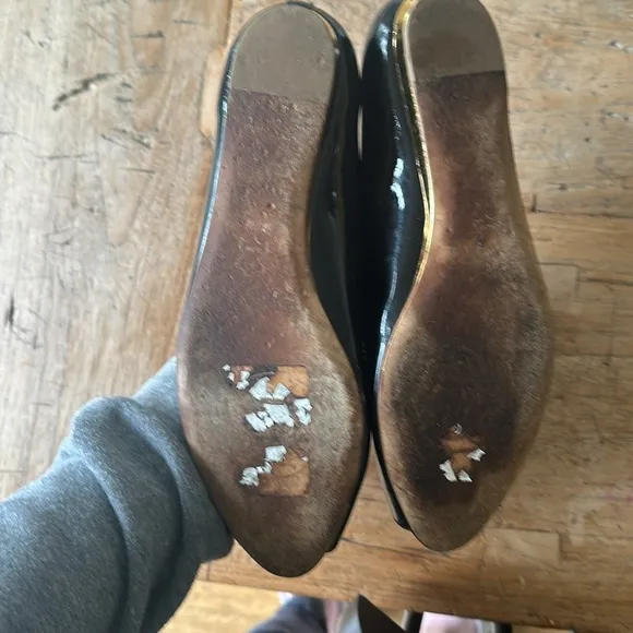 TORY BURCH PATENT LEATHER OPEN TOE FLATS 8.5