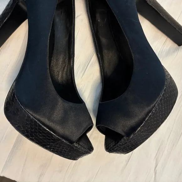 Tory Burch Peep Toe Heels   Dust Bag 6.5 Black
