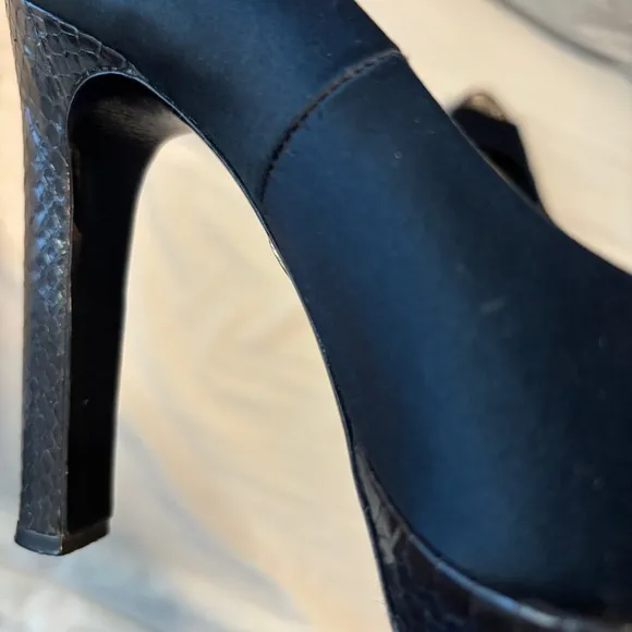 Tory Burch Peep Toe Heels   Dust Bag 6.5 Black