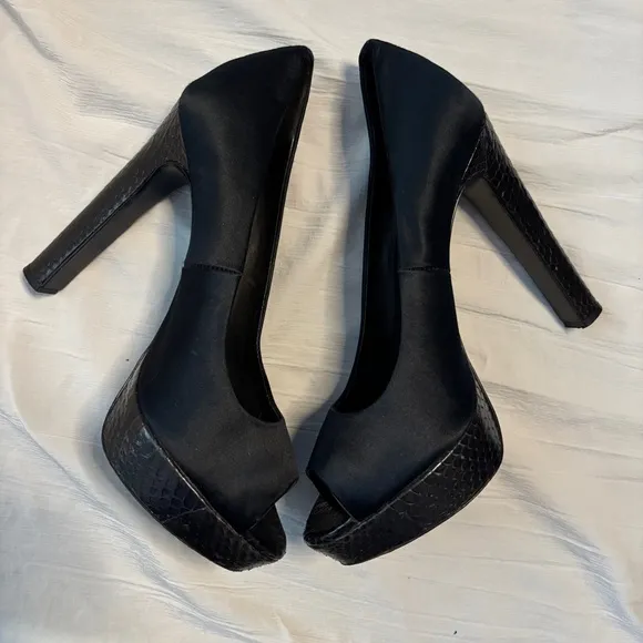 Tory Burch Peep Toe Heels   Dust Bag 6.5 Black
