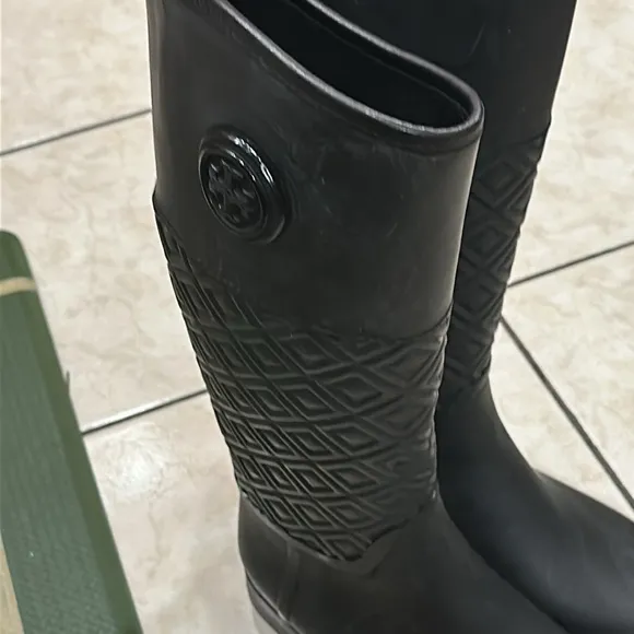 Toryburch rain boots 🥾 used a few times good condition size 7
