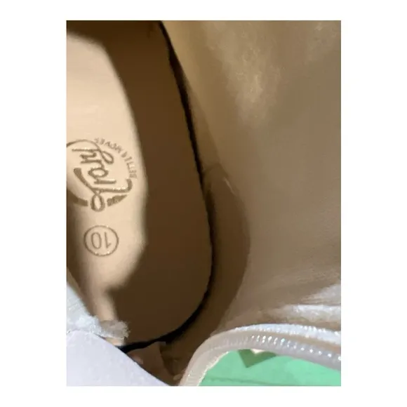 Trary Women’s Platform Ankle Cream Color Boots Size 10. New with box.